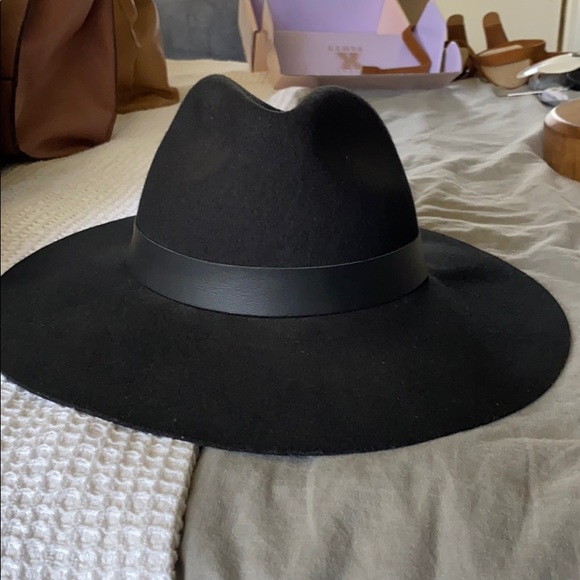 Simple black fall hat - Picture 3 of 3